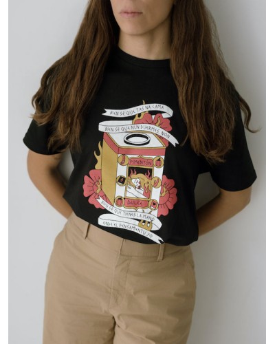 Camiseta ilustrada por Nievesita en Negro