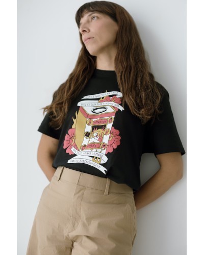 Camiseta ilustrada por Nievesita en Negro