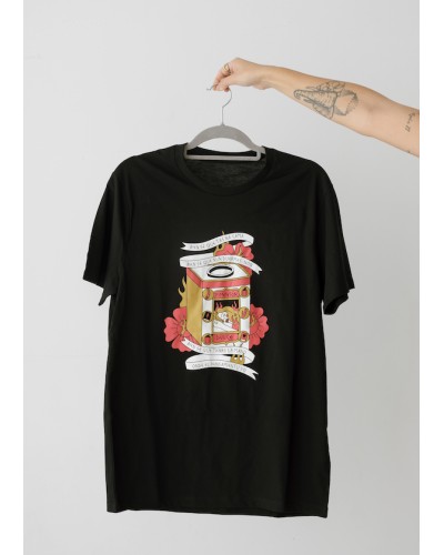 Camiseta ilustrada por Nievesita en Negro